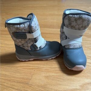 Carter’s girl snow boots. Size 11 Children. In great condition.